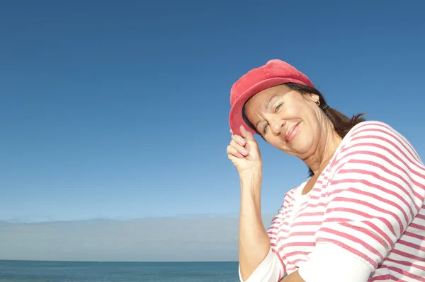 Freundliche, glückliche, entspannte reife Frau im Freien — Stockfoto