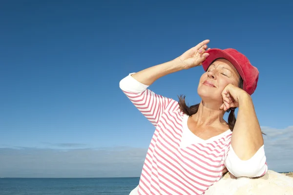 Stijlvol ontspannen volwassen vrouw buiten — Stockfoto