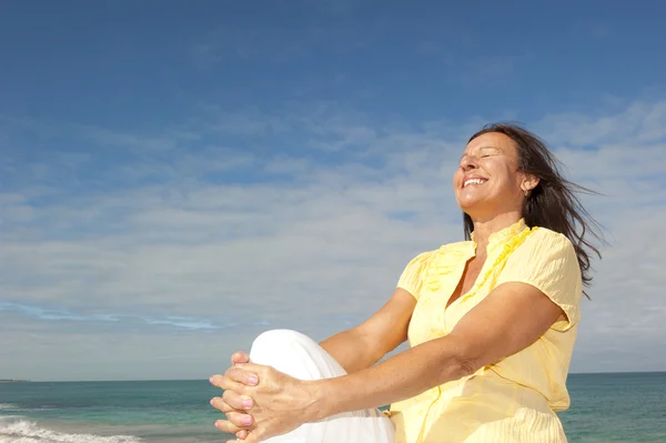 Alegre madura mujer océano fondo —  Fotos de Stock