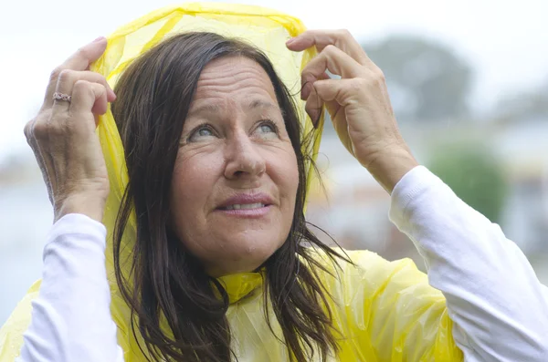 Mutlu kadın Hava yağmurlu mevsim — Stok fotoğraf