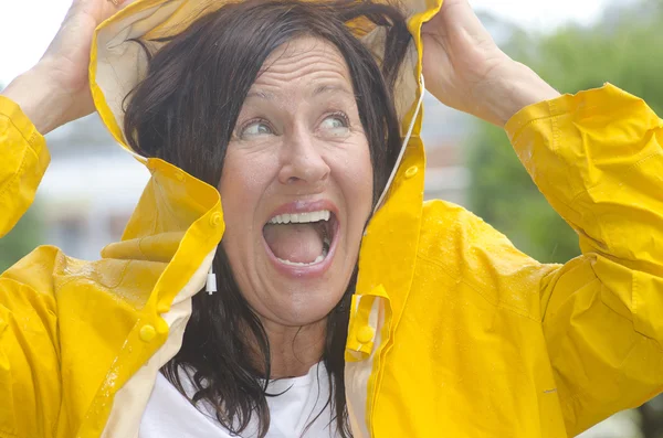 Šťastné usmívající se žena v dešti雨の中で幸せな笑顔の女性 — ストック写真