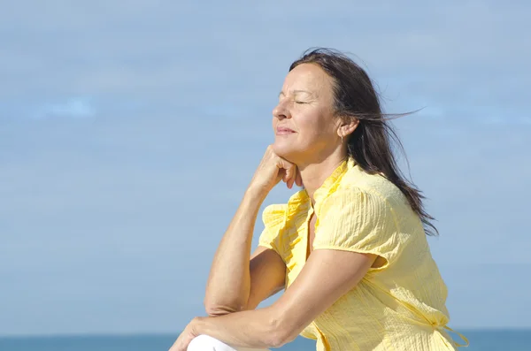 Avslappnad mediterar kvinna utomhus — Stockfoto
