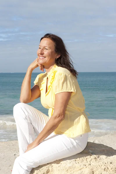 Mooie volwassen vrouw oceaan achtergrond — Stockfoto