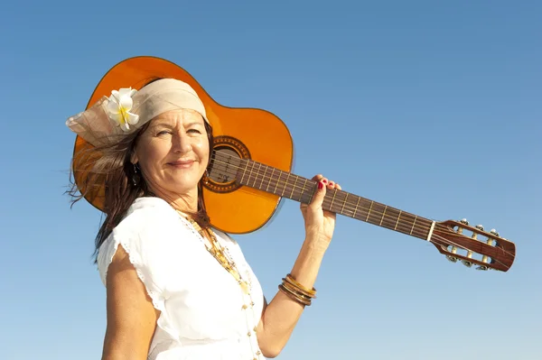 Volwassen hippie vrouw met gitaar — Stockfoto