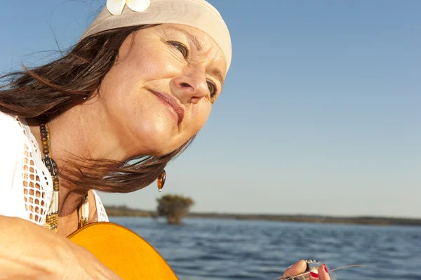 Mujer hippie madura con guitarra — Foto de Stock