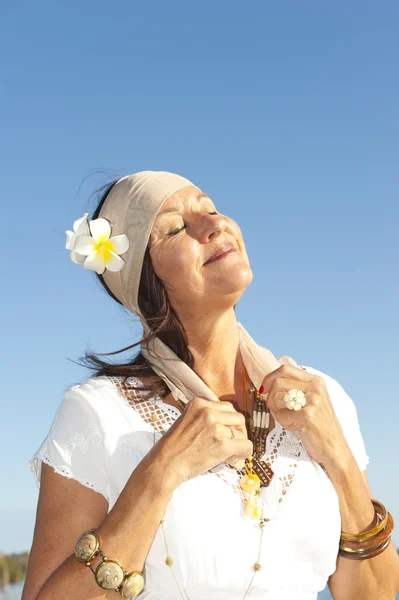 Atractivo maduro hippie mujer al aire libre — Foto de Stock