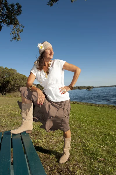 Säker hippie kvinna utomhus — Stockfoto