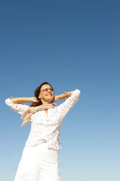 Rahat mutlu üst düzey kadın açık — Stok fotoğraf