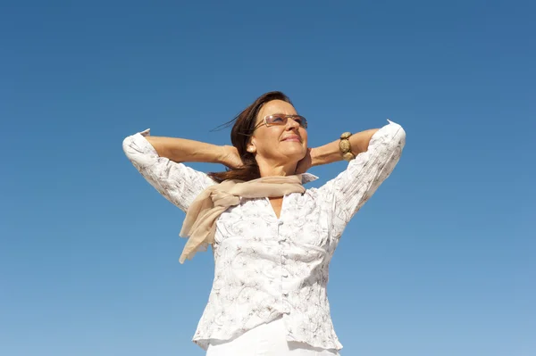 Bastante feliz mujer mayor al aire libre — Foto de Stock