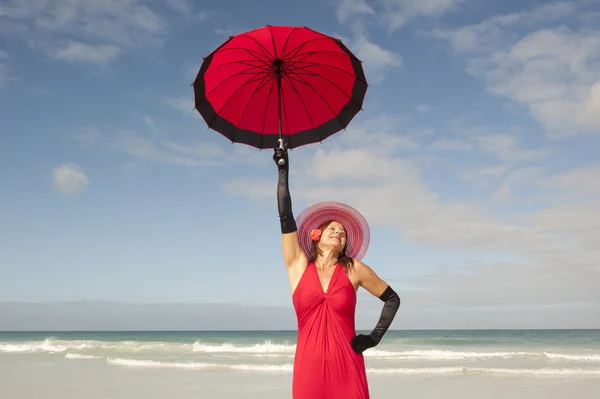 Portret kobiety w czerwonym na plaży — Zdjęcie stockowe