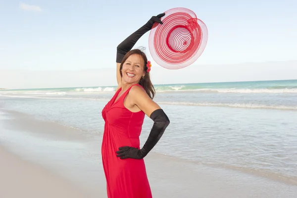 Abito rosso donna spiaggia vacanza — Foto Stock