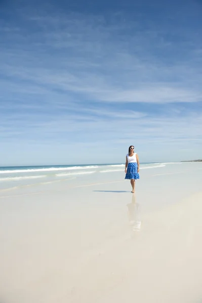 Attractive mature woman beach holiday — Stock Photo, Image