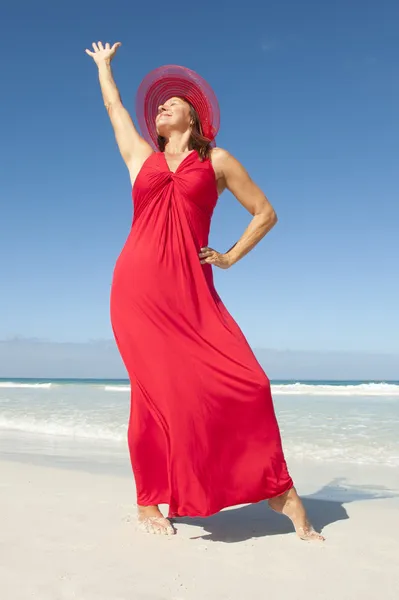 Fiduciosa signora felice in rosso in spiaggia — Foto Stock