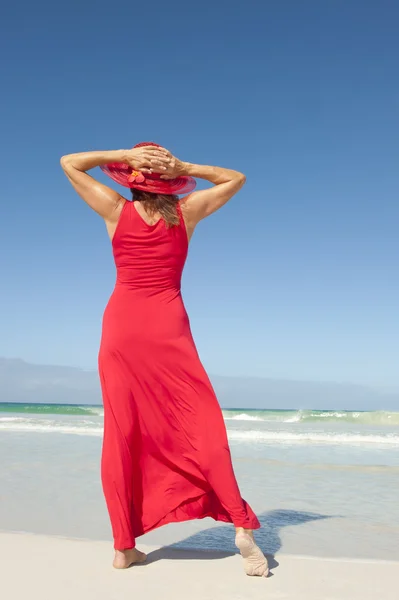 Элегантная леди в красном платье тропический пляж — стоковое фото