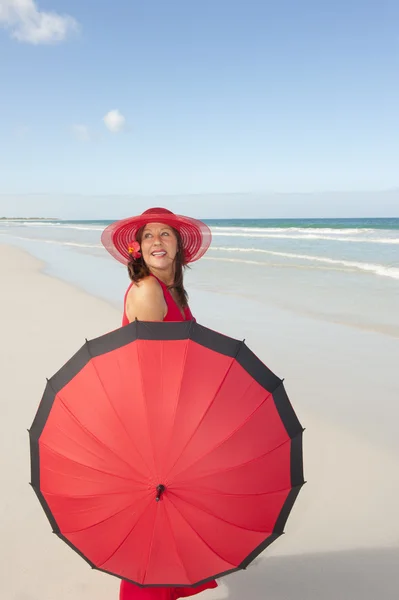 Портрет элегантной леди в красном тропическом пляже — стоковое фото