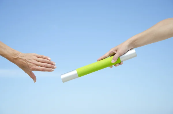 baton elleriyle izole sporcular
