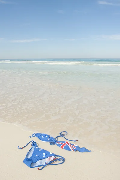 Bikini på tropisk strand semestermål — Stockfoto