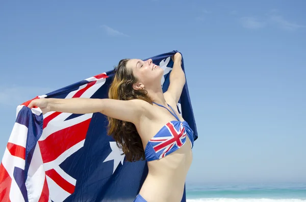 Sexig kvinna australiska flaggan på stranden — Stockfoto