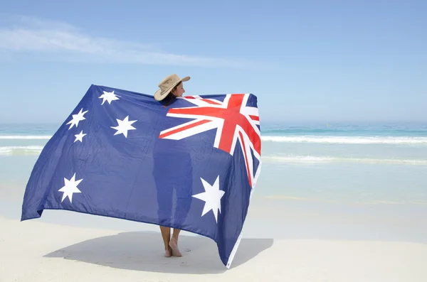 Attraktive Frau australische Flagge am Ozeanstrand — Stockfoto