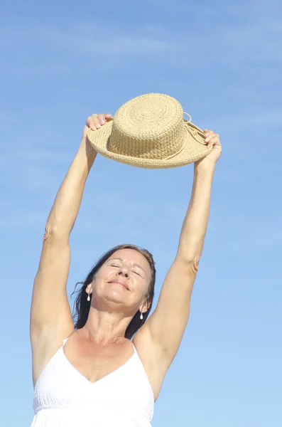 Positieve gelukkig aantrekkelijke senior vrouw geïsoleerd — Stockfoto