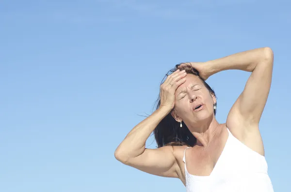 Vrouw staand menopauze en hoofdpijn — Stockfoto