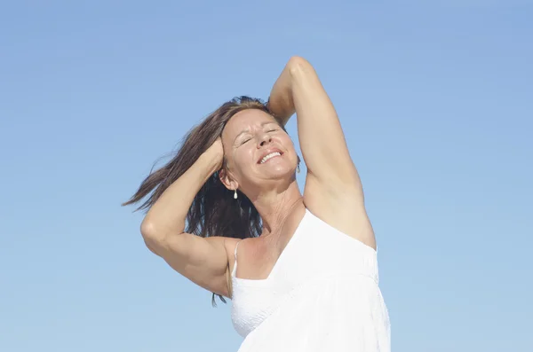 Sexy senior vrouw geïsoleerd luchtruim portret — Stockfoto