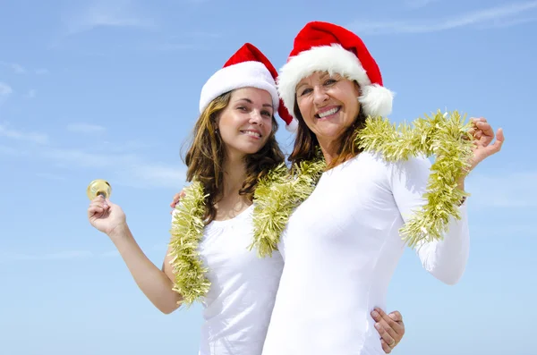 Zwei Frauen feiern sonniges Weihnachtsfest — Stockfoto