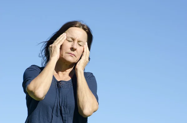 Mujer madura estresada menopausia —  Fotos de Stock