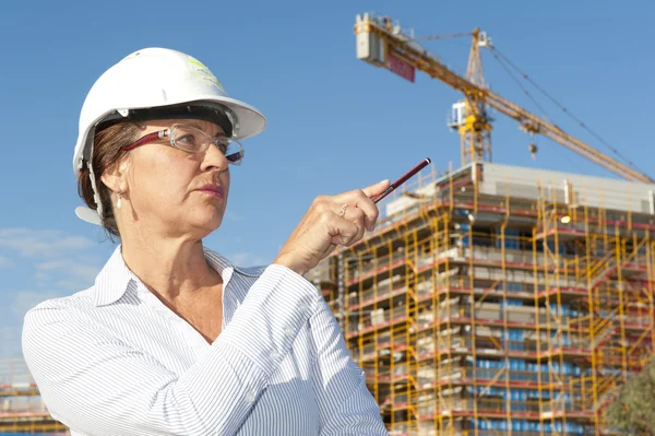 Retrato mujer arquitecto obra — Foto de Stock