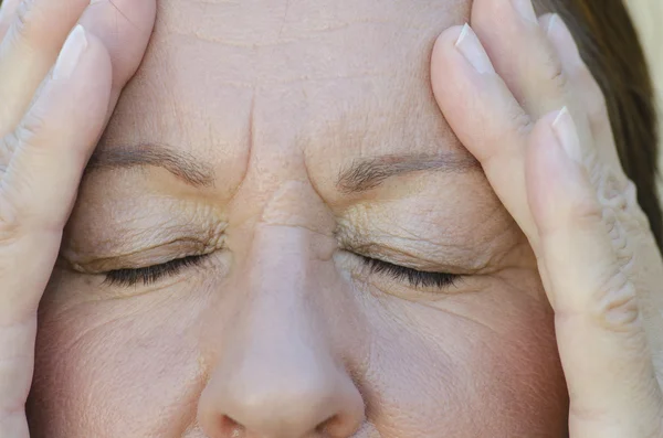 Close-up van portret betrokken vrouw — Stockfoto