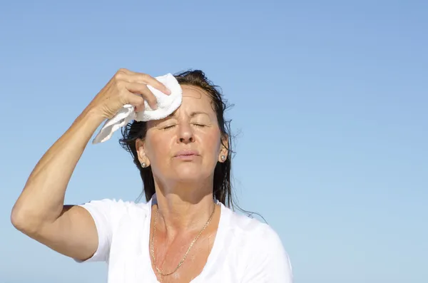 Mogen kvinna motion stress svettning — Stockfoto