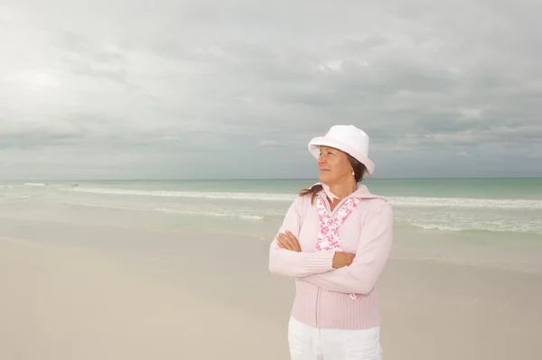 Säker glad mogen kvinna strandsemester — Stockfoto