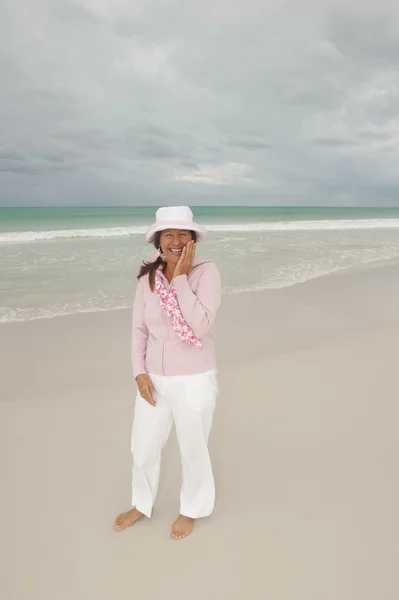 Mogen kvinna aktiv pensionering beach isolerade — Stockfoto