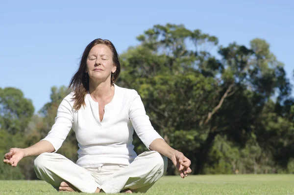 Relajado meditando mujer madura al aire libre — Foto de Stock