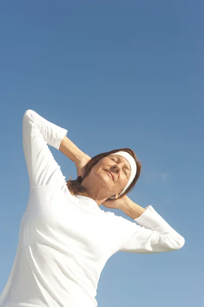 Mooie senior vrouw gezonde levensstijl — Stockfoto