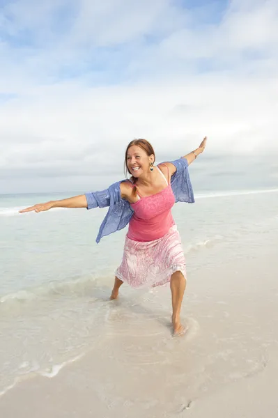 Bella donna matura spiaggia divertimento — Foto Stock