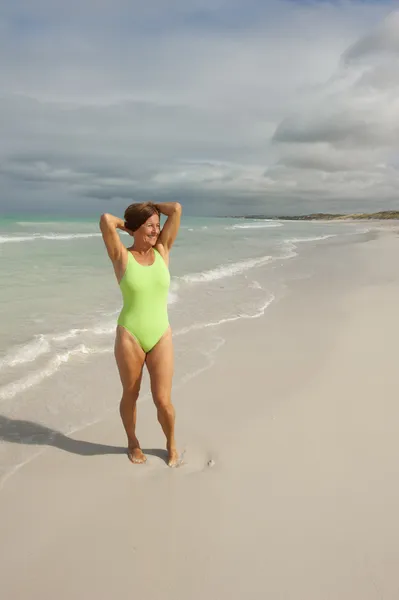 Krásná zralá žena pláž dovolená — Stock fotografie