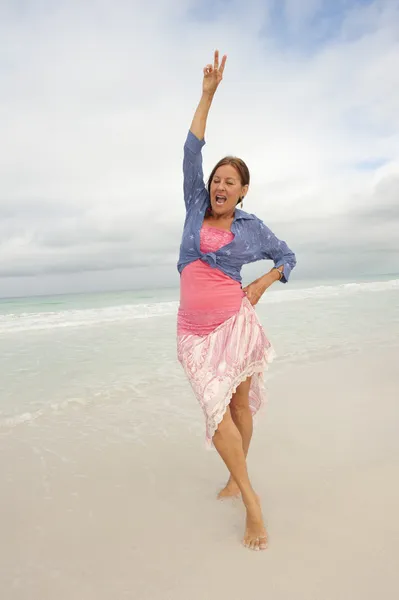 Vrolijke sexy volwassen vrouw strandvakantie — Stockfoto