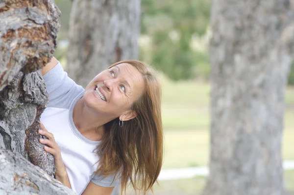 Glücklich attraktiv reif frau park outdoor — Stockfoto