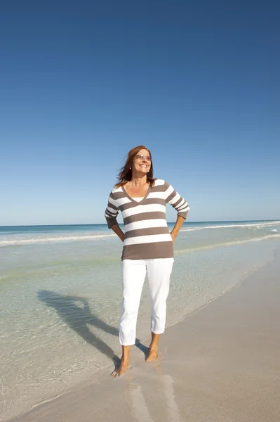 Bela maduro mulher praia férias aposentadoria — Fotografia de Stock