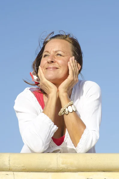 Femme mature détendue ensoleillée en plein air — Photo