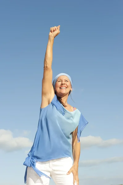 Positieve volwassen vrouw buiten winnaar — Stockfoto