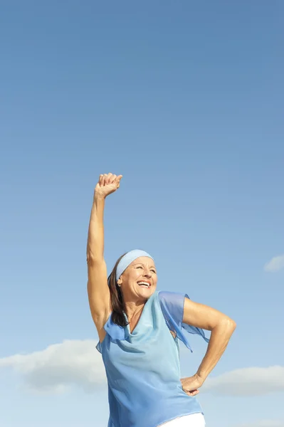 Веселые счастливые зрелые женщины на открытом воздухе — стоковое фото