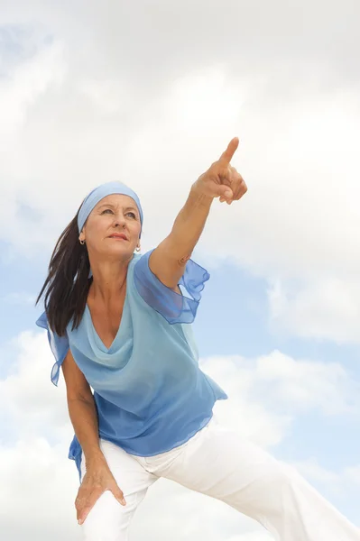 Zelfbewuste, vastberaden volwassen vrouw buiten — Stockfoto