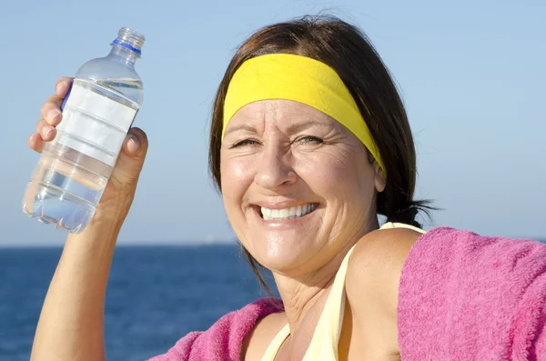 Exercising mature woman drinking water — Stock Photo, Image