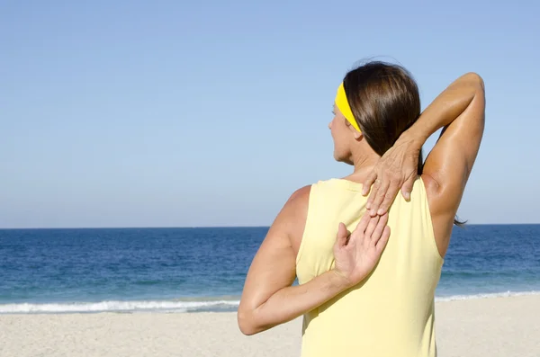 Mature woman stretch exercise beach — Stock Photo, Image