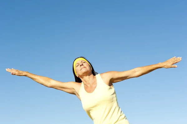 Mogen kvinna balans träning utomhus — Stockfoto