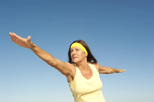 Mujer madura saludable haciendo ejercicio al aire libre aislado —  Fotos de Stock