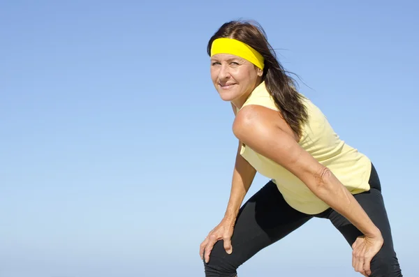 Vertrouwen uitoefening van volwassen vrouw hemel geïsoleerd — Stockfoto