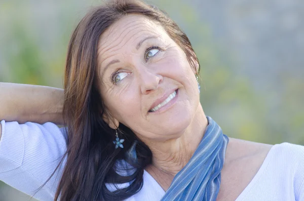 Retrato Atractivo parque de mujeres maduras al aire libre — Foto de Stock